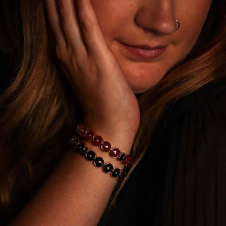 ELASTICATED ENAMEL DISC BRACELET BURGUNDY