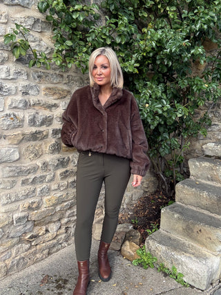 Fluffy-textured short jacket - BROWN
