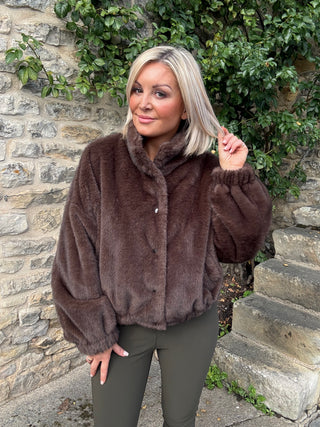 Fluffy-textured short jacket - BROWN