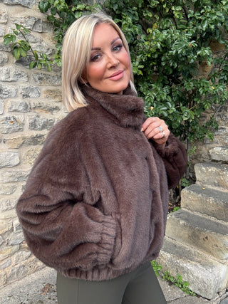 Fluffy-textured short jacket - BROWN