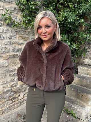 Fluffy-textured short jacket - BROWN